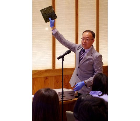 解説する西田裕一氏（福岡有明海漁業協同組合連合会）