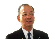 東西の交流復活 全国ぬかづけのもと工業会が総会 日本いりぬか工業会からも出席 あいさつする山西健司会長(全国ぬかづけのもと工業会)