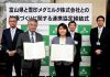 （左から）雪印メグミルク村上達也中部統括支店長と有賀玲子富山県厚生部長