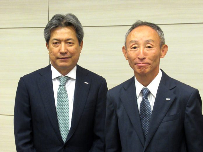 佐藤社長（写真右）と上垣内取締役