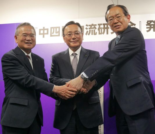 （左から）ハローズ・佐藤太志副社長、フジ・山口普社長、イズミ・三家本達也副社長