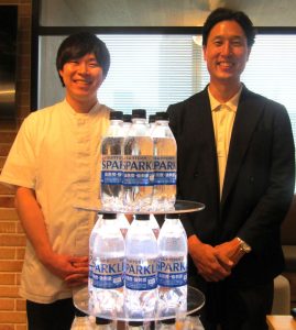 小椋光平氏(右)と飯見勇哉氏 - 食品新聞 WEB版（食品新聞社）