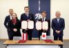 調印式で桜井一宏社長（中央右）ら