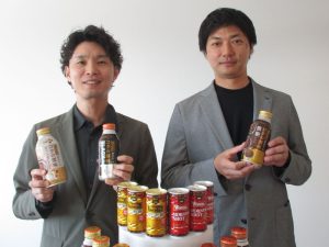 左から初川淳一マーケティング本部商品開発部商品開発第二グループコーヒー・バラエティ飲料開発チームチームリーダー、荒川浩一マーケティング本部マーケティング三部コーヒーグループグループリーダー - 食品新聞 WEB版（食品新聞社）