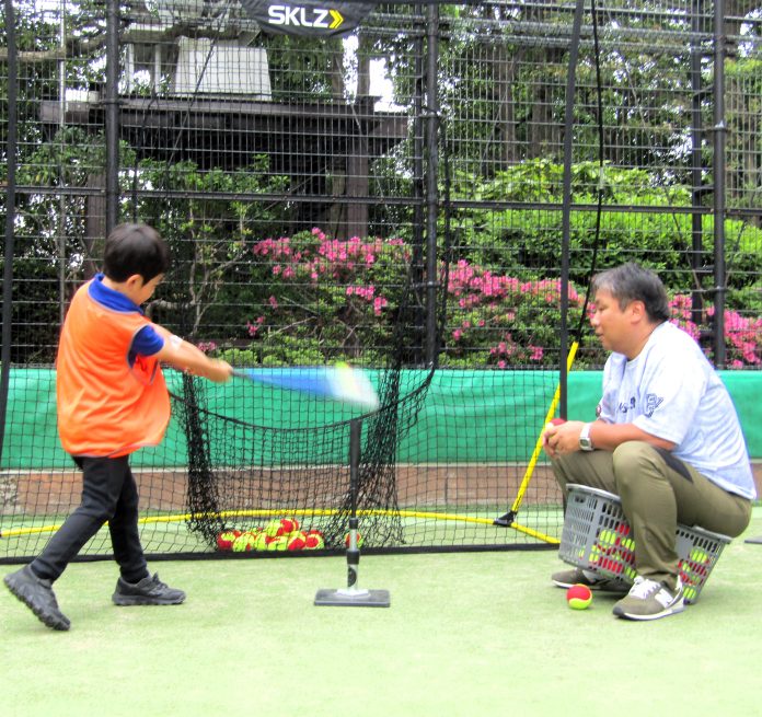 野球教室の様子。バッティングを指導する里崎智也さん。