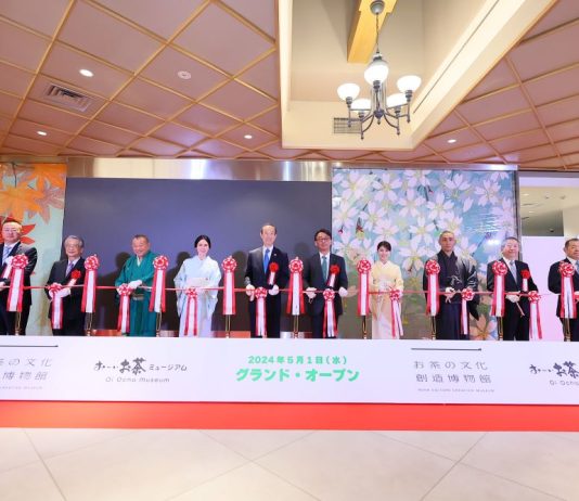 左からセレモニーに登壇した伊藤園の本庄大介社長、東日本鉄道文化財団の清野智会長、笑福亭鶴瓶さん、中谷美紀さん、港区の武井雅昭区長、JR東日本旅客鉄道の喜㔟陽一社長、有村架純さん、市川團十郎さん、東日本鉄道文化財団の田浦芳孝理事長、伊藤園の本庄周介副社長