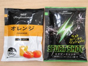 左から新ドリンクメニューのオレンジとエナジードリンク - 食品新聞 WEB版（食品新聞社）