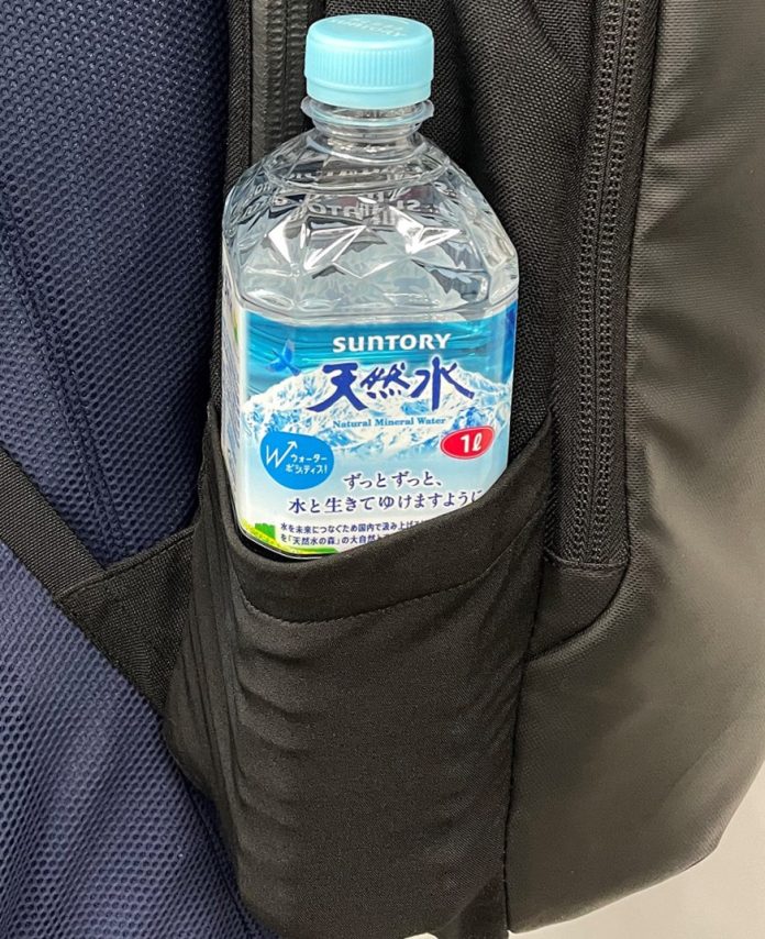 リュックのサイドポケットなどにも入れて持ち運びやすい胴径・形状へと磨きをかけた「サントリー天然水」1Lペットボトル