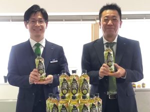 左からアサヒ飲料の川上隆之マーケティング本部マーケティング二部無糖茶グループグループリーダー、高橋徹マーケティング本部マーケティング二部長 - 食品新聞 WEB版（食品新聞社）