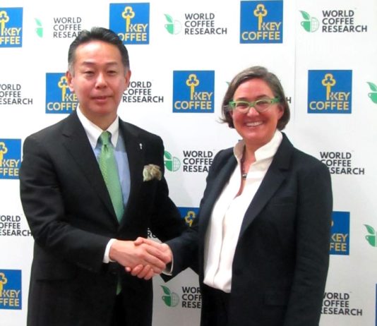 左からキーコーヒーの柴田裕社長とWCRのジェニファー・バーン・ロングCEO