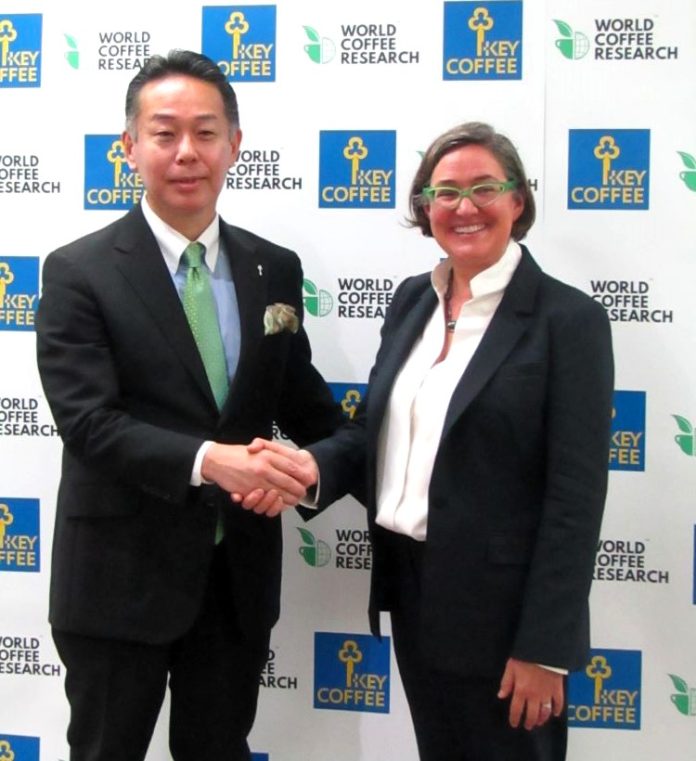 左からキーコーヒーの柴田裕社長とWCRのジェニファー・バーン・ロングCEO