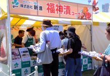 新進 福神漬を無料配布 横須賀カレーフェスに参加 行列ができた新進のブース