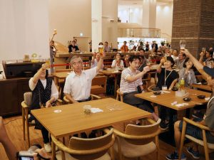 10万人を祝い乾杯！ - 食品新聞 WEB版（食品新聞社）