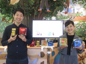 左から粕谷さんネスレ日本の山敷氏 左から粕谷さん、ネスレ日本の山敷氏