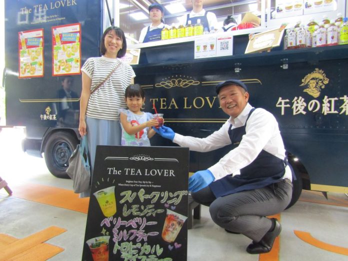 「午後の紅茶」キッチンカーに訪れた親子を接客する村山浩義常務執行役員首都圏統括本部長
