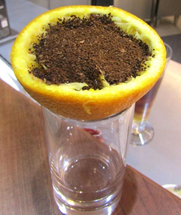 フルーツの皮にセットされたコーヒー粉のイメージ。タイ・台湾・韓国では、グレープフルーツやパイナップル、スイカの皮を用いる動きがあるという。