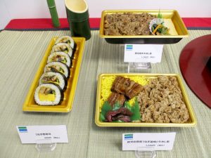 「うなぎ巻寿司」(左)「黒毛和牛牛めし重」(上)「鹿児島県産うなぎ蒲焼と牛めし重」(下)