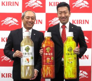 左からキリンビバレッジの井上社長、原氏 - 食品新聞 WEB版（食品新聞社）