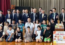 ベルマークで地域貢献を 16万9962点分を寄贈 ダイレックスがメーカー3社と共同企画 贈呈式で関係者と児童ら