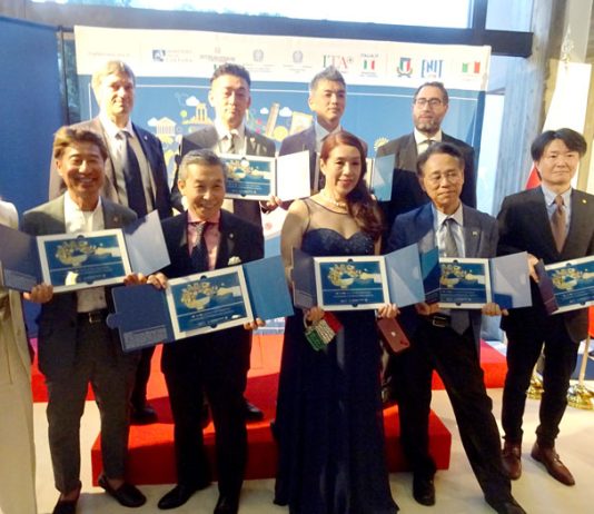 イタリア料理の普及に貢献した８団体（下段右から２人目が片岡会長）