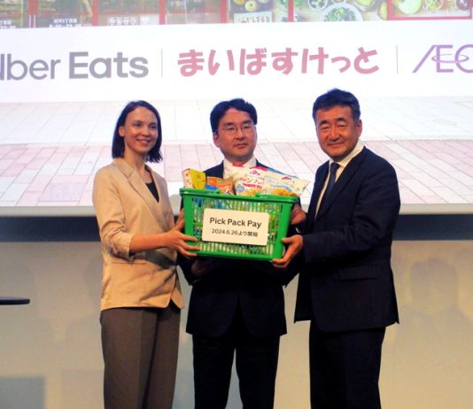 （左から）Uber Eats Japanグロサリー・リテール事業代表ユリア・ブロヴキナ氏、山本浩司氏、菓子豊文氏