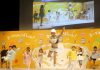ダンスを披露する小島さんと子どもら