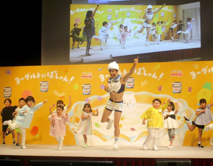 ダンスを披露する小島さんと子どもら