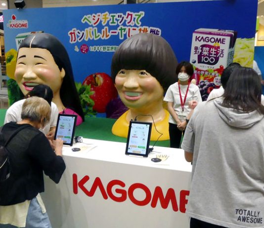 会場にはガンバレルーヤの巨顔オブジェが