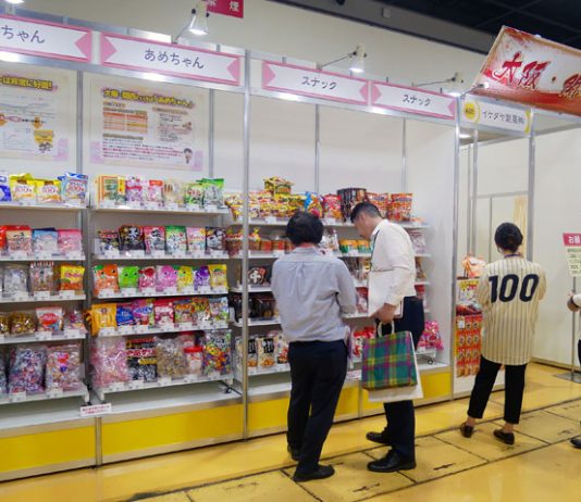 多くの“あめちゃん”が並んだ菓子コーナー