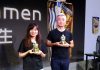 「BOOST NOODLE」を手にするマーケティング統括部・岡村香里氏㊧と岸本栄執行役員