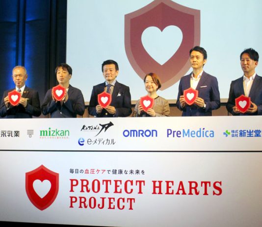 左から阿部文明本部長(森永乳業)、槇亮次本部長(Mizkan)ら各社の代表