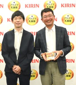 左からキリンホールディングス株式会社HS事業部の鈴木侑磨氏、タカノフーズ執行役員営業推進部門の寺岡義政氏 - 食品新聞 WEB版（食品新聞社）