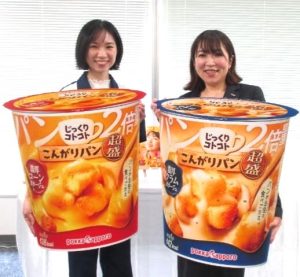 左からポッカサッポロフード＆ビバレッジの堀越氏、小笠原氏 - 食品新聞 WEB版（食品新聞社）