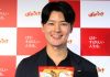 8月19日開催された「栗山米菓 ばかうけ ばかすばらしい新CM発表会」で取材に応じた栗山大河専務取締役。ハリウッドザコシショウさんをイメージした限定パッケージの「ばかうけ」（非売品）をアピール。