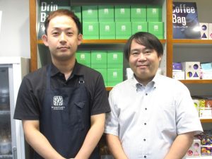 左から「丸山珈琲 エトモ自由が丘店」の堀内勇希店長、丸山健太郎社長 - 食品新聞 WEB版（食品新聞社）