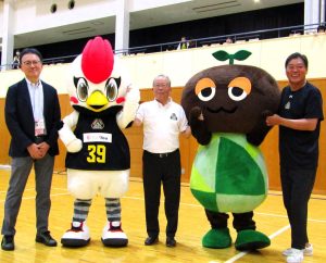 群馬クレインサンダーズのマスコット「サンダくん」とAGFのマスコット「ビーン太くん」を囲むAGF島本社長（左）、太田市の清水市長（中央）、群馬プロバスケットボールコミッションの阿久澤社長 - 食品新聞 WEB版（食品新聞社）