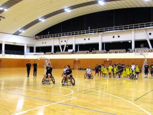 第二部「車いすバスケ体験会」に参加する野本選手（左）と辻選手（右） - 食品新聞 WEB版（食品新聞社）