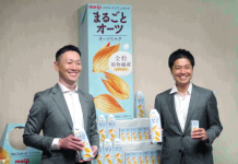 オーツミルク浸透へ 明治「まるごとオーツ」 全粒穀物とβグルカン武器に全国展開 商品をPRする明治賢児氏㊧と堀田健一氏