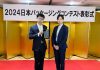 授賞式で家庭用マーケティング部の石田氏㊧