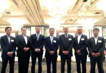 カカオショックで難局迎える菓子売場 「一石投じられるよい機会」菓子専業卸・関口が大見本市 (左から)飯沼正典千葉支店長、相川輝彦前橋支店長、関口大二郎専務、関口快太郎社長、相川保彦常務、岩垂素弘松本支店長、加藤伸彦営業部長