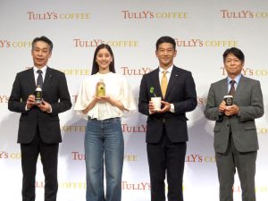 （左から）伊藤園の相澤治氏、「タリーズコーヒー」ブランドの新アンバサダーの新木優子さん、伊藤園の南川剛士氏、タリーズジャパンの内山修二氏 - 食品新聞 WEB版（食品新聞社）