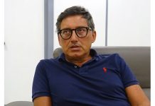 太陽が育んだ伊産完熟トマトを日本へ㊤ イタリアのトマト缶事情 加工工場には150年の歴史があると語るジョバンニ(Giovanni De Angelis)統括部長