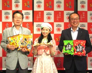 左から星野一郎会長、ねんドルの岡田ひとみさん、小熊豊太常務取締役 - 食品新聞 WEB版（食品新聞社）