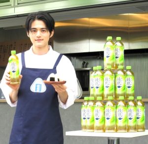 「おにぎりと綾鷹屋」開店記念PRイベントに登場した俳優・モデルの鈴鹿央士さん - 食品新聞 WEB版（食品新聞社）