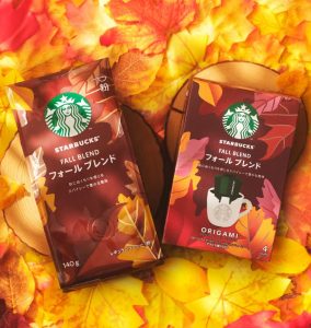 左から「スターバックス コーヒー フォール ブレンド 140g (粉)」「スターバックス オリガミ パーソナルドリップ コーヒー フォール ブレンド」 - 食品新聞 WEB版（食品新聞社）