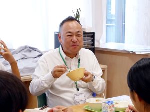 「桃屋給食」を楽しむ笠原勝彦取締役 - 食品新聞 WEB版（食品新聞社）