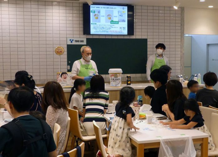 ドリップヨーグルトについて説明する有吉健太郎名古屋支店長㊧