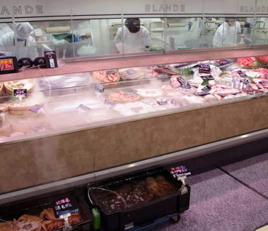 毛ガニ、伊勢エビの活物が並ぶ鮮魚コーナー