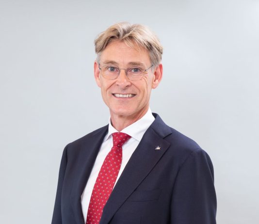 ニルス・ホウゴー氏