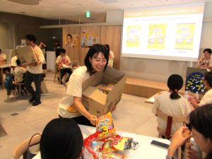 発売前の「ポテトチップス コンソメトリプルパンチ」が配られる - 食品新聞 WEB版（食品新聞社）